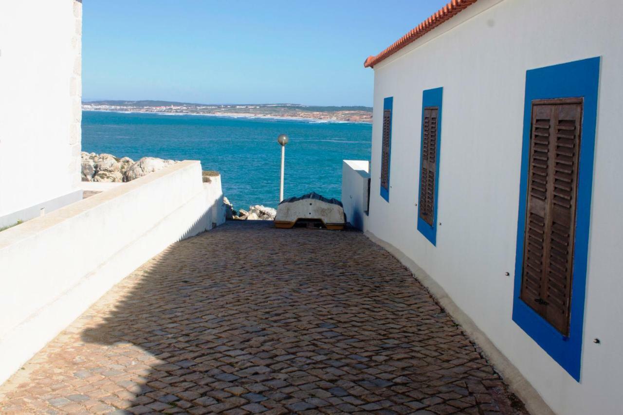 Friendly Peniche Apartment Bagian luar foto